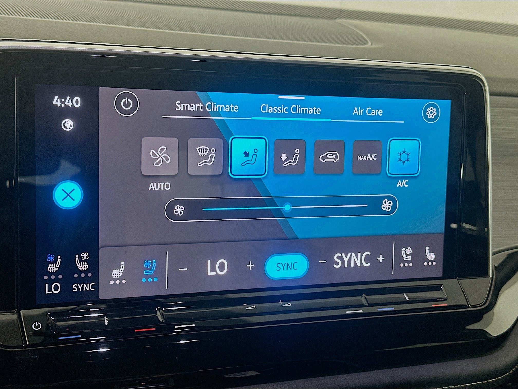 Used 2025 Volkswagen Atlas Cross Sport SE FWD image 23