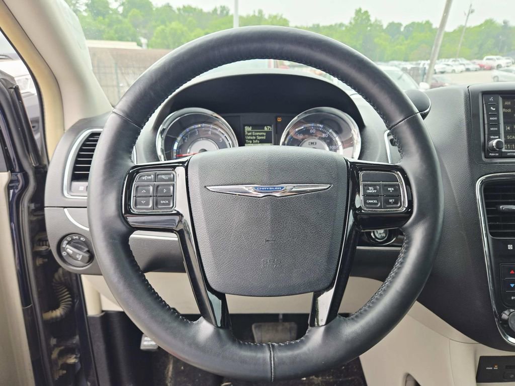 Used 2014 Chrysler Town & Country Touring-L FWD image 10