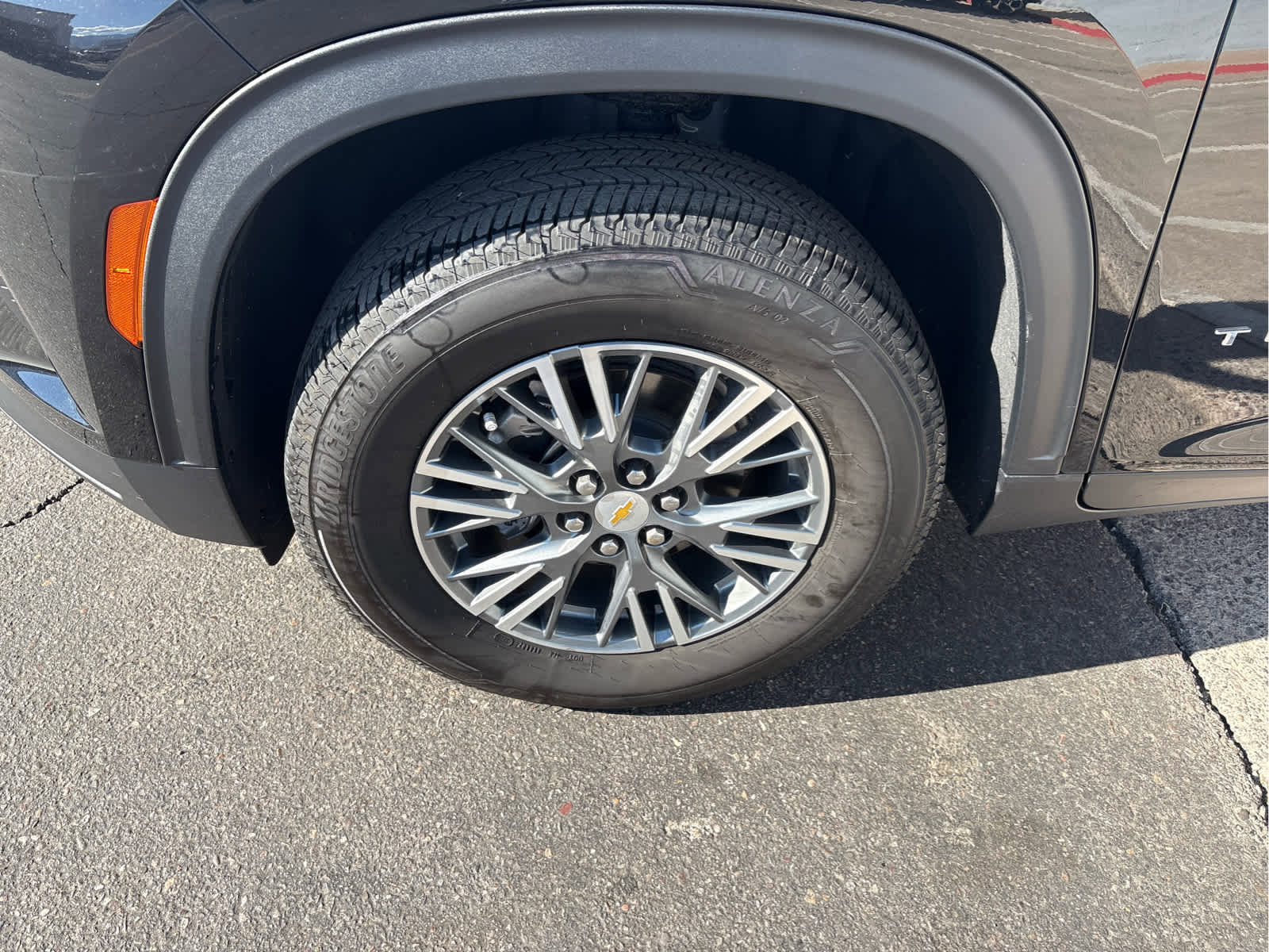 Used 2025 Chevrolet Traverse LT w/ Driver Confidence Package image 32