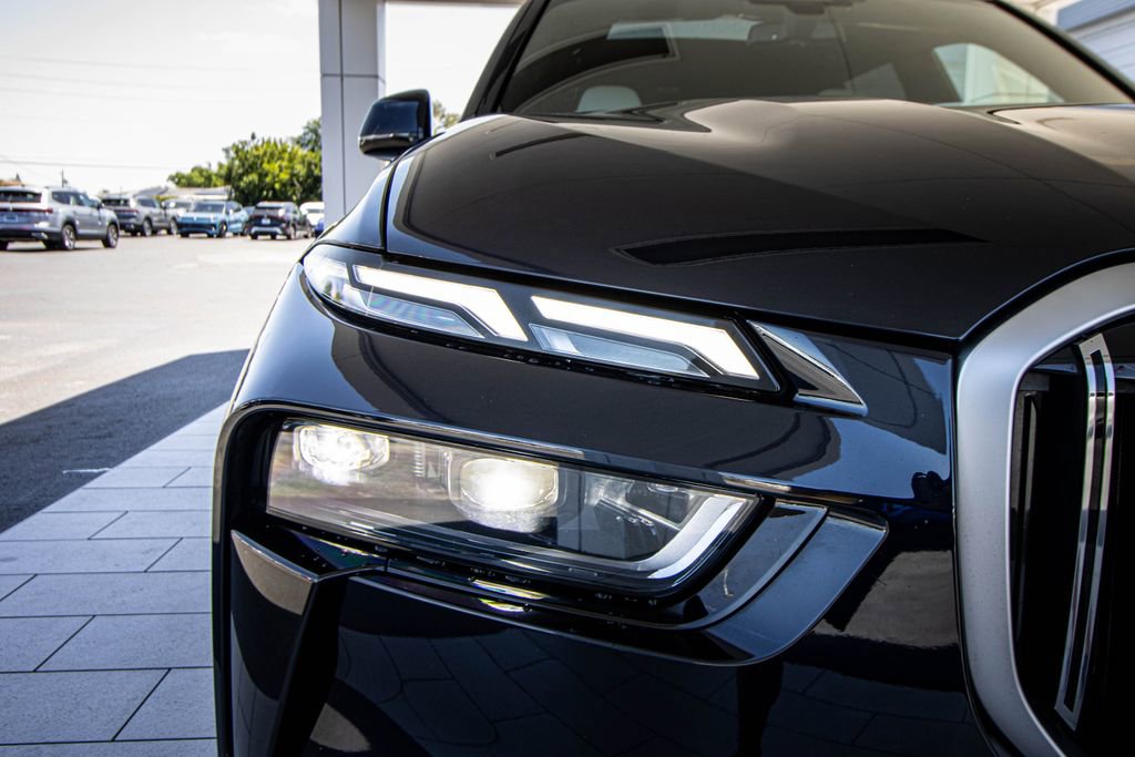 Used 2025 BMW X7 xDrive40i w/ M Sport Package AWD/4WD image 6