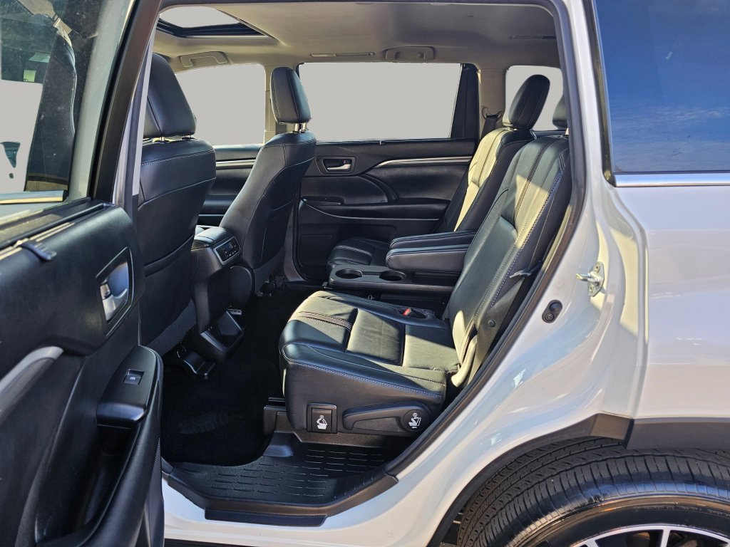 Used 2017 Toyota Highlander SE image 24