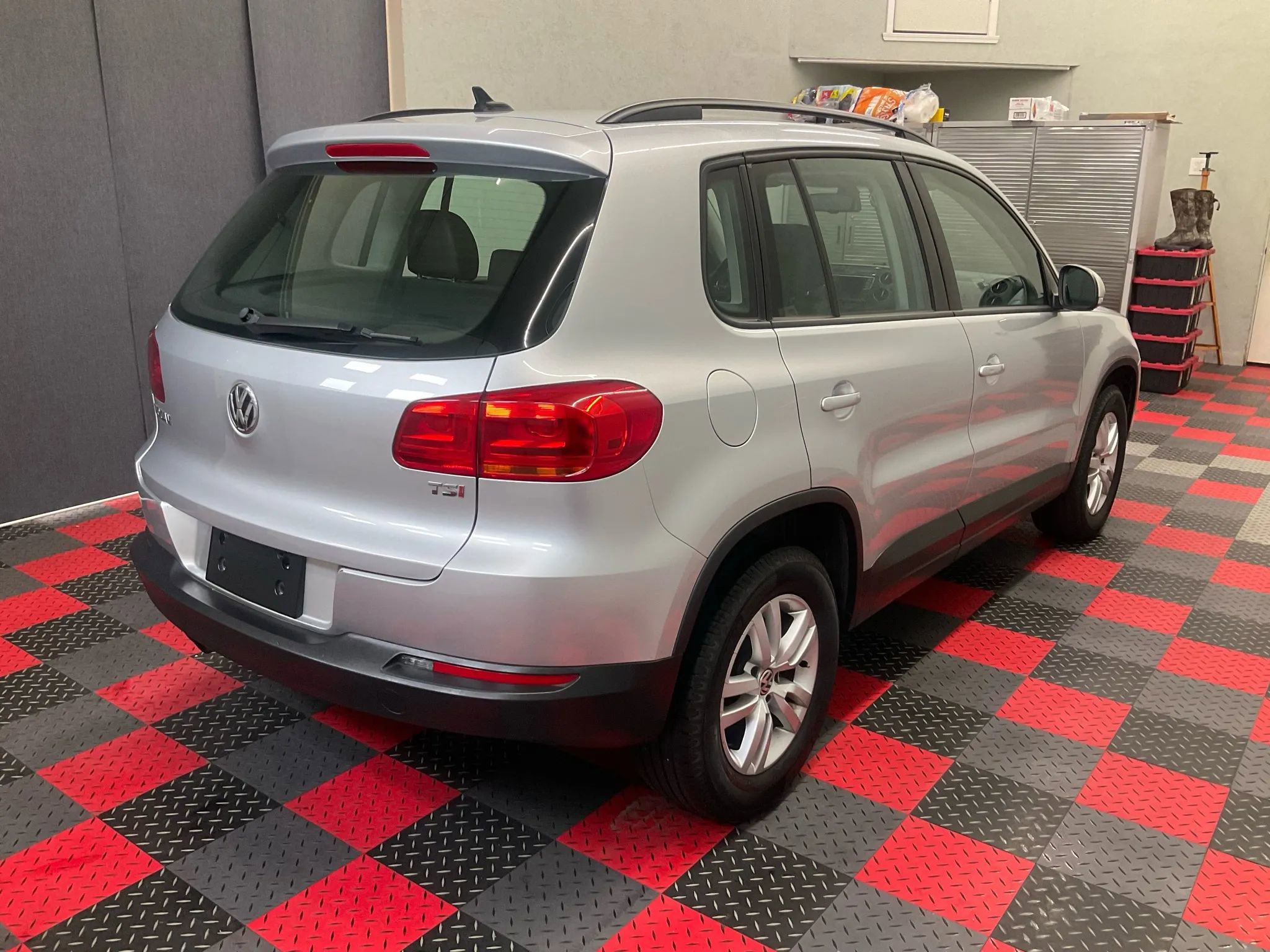 Used 2017 Volkswagen Tiguan S image 3