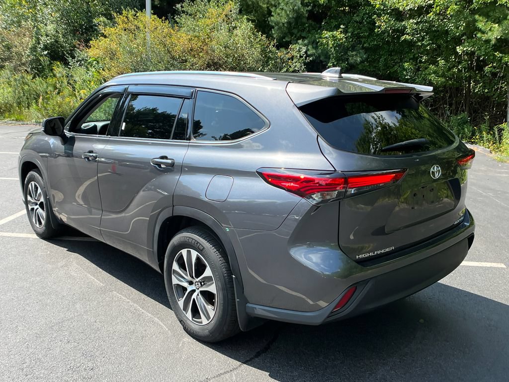 Used 2021 Toyota Highlander XLE AWD/4WD image 31