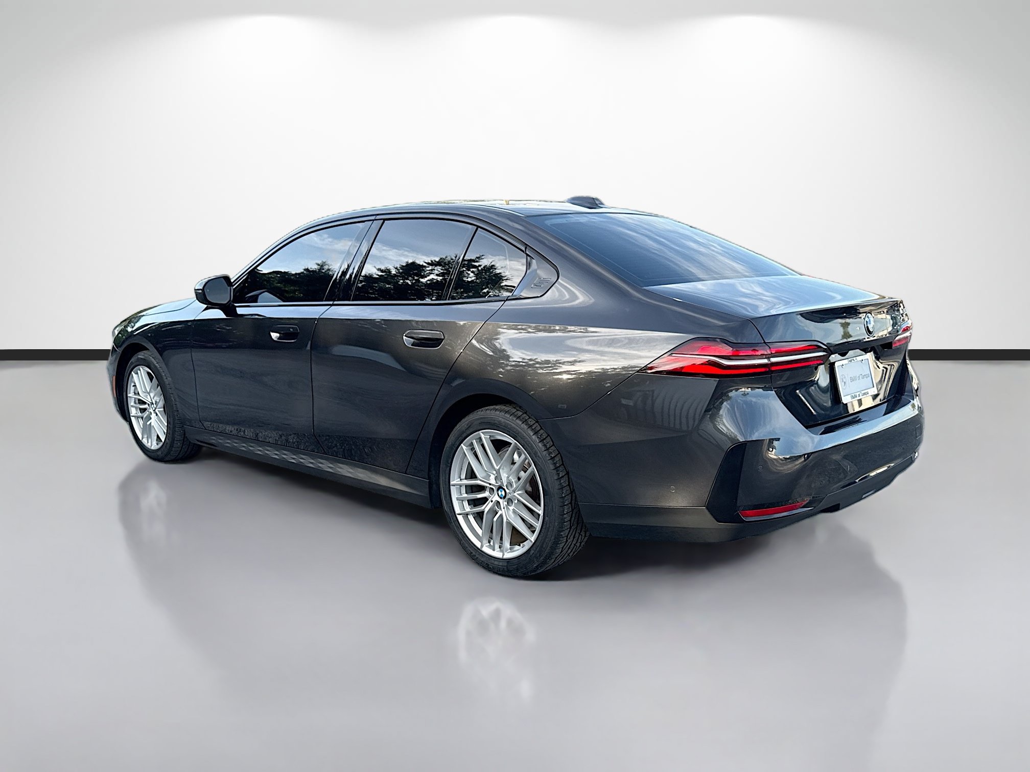 Used 2024 BMW 530i w/ Convenience Package RWD image 5