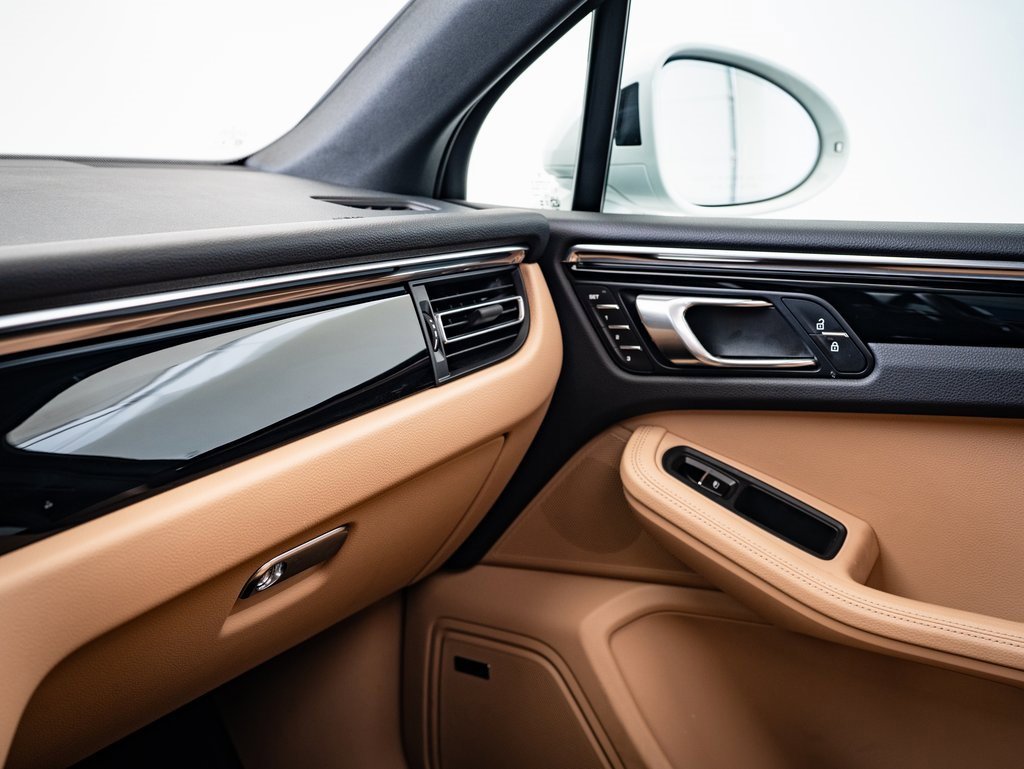 Certified 2024 Porsche Macan image 33