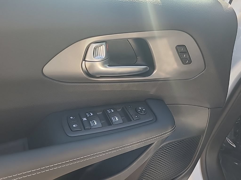 New 2025 Chrysler Pacifica Select FWD image 10