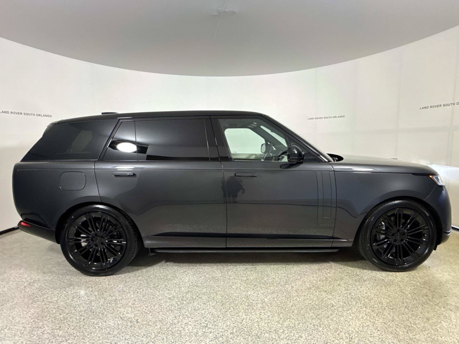 New 2026 Land Rover Range Rover Long Wheelbase SE AWD/4WD image 6