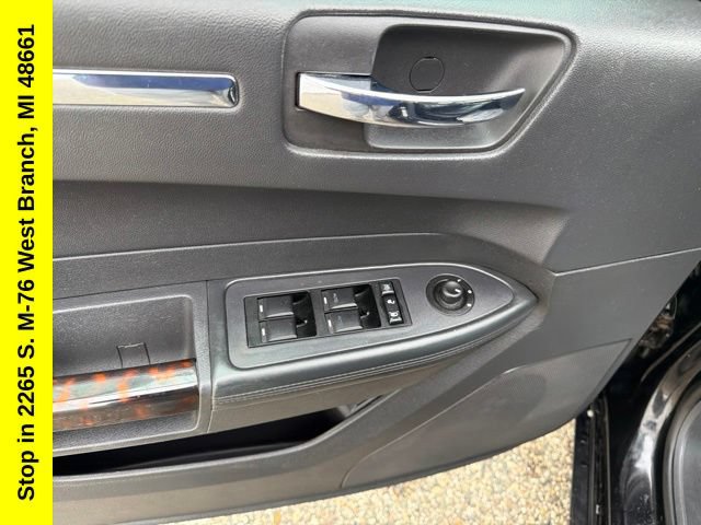 Used 2010 Chrysler 300 C RWD image 22