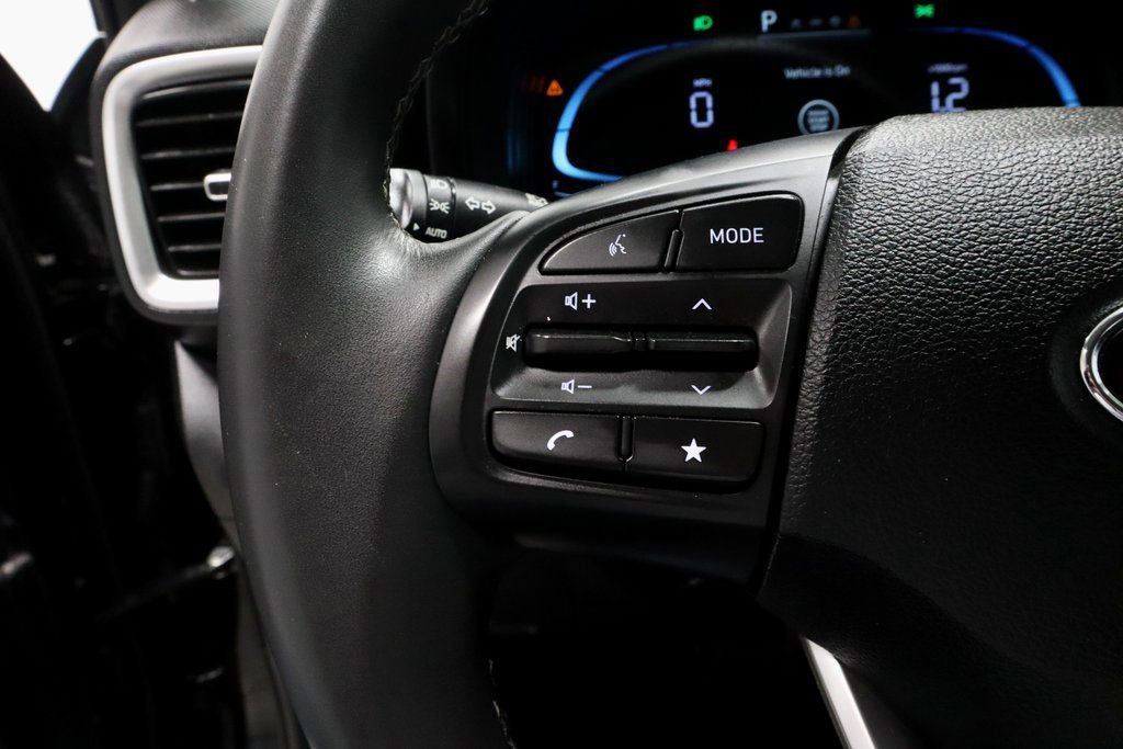 Certified 2025 Hyundai Venue SEL image 26