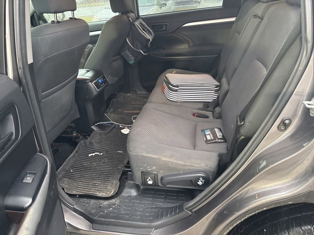 Used 2018 Toyota Highlander LE AWD/4WD image 36