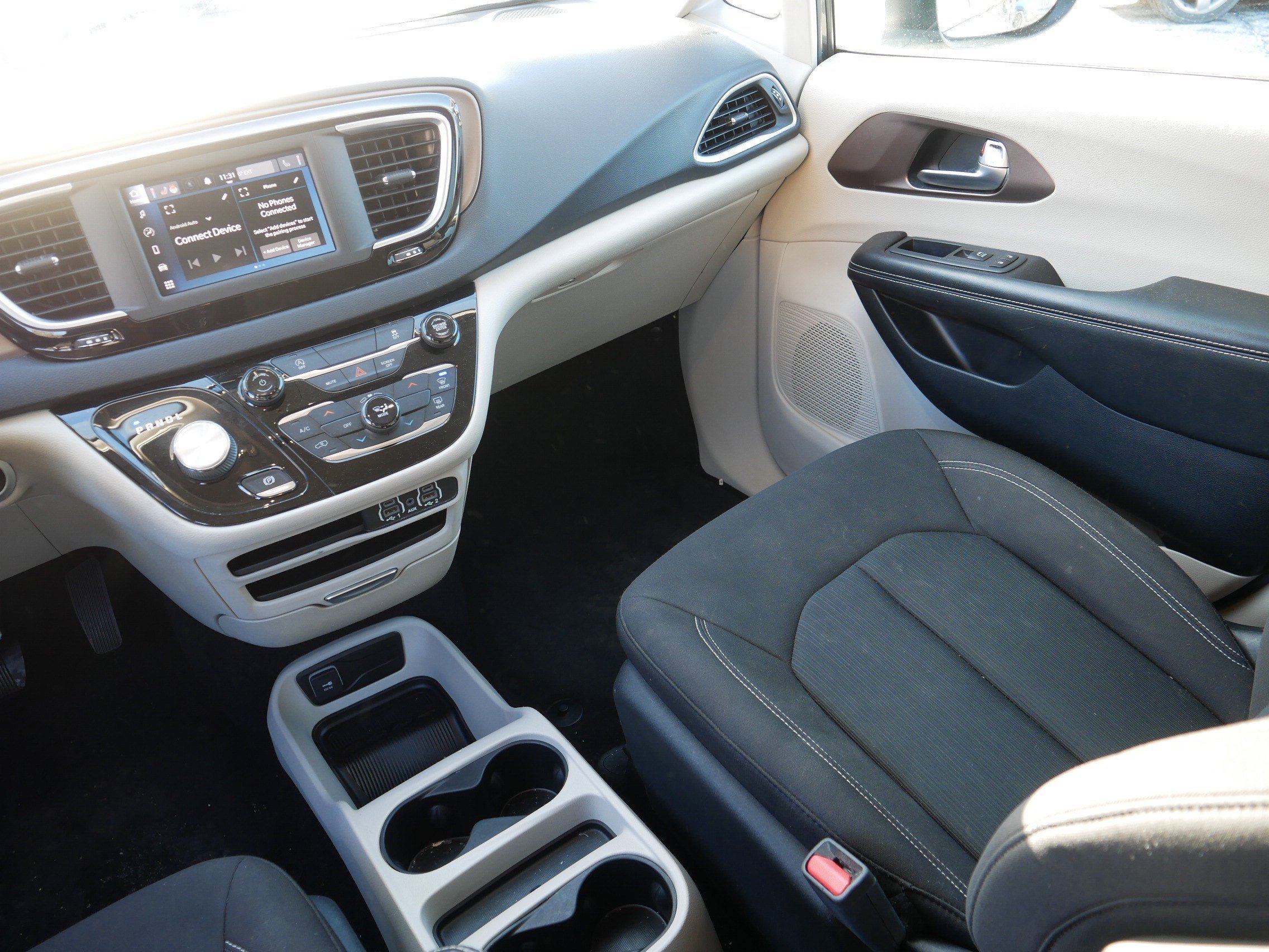 Used 2022 Chrysler Voyager LX image 11