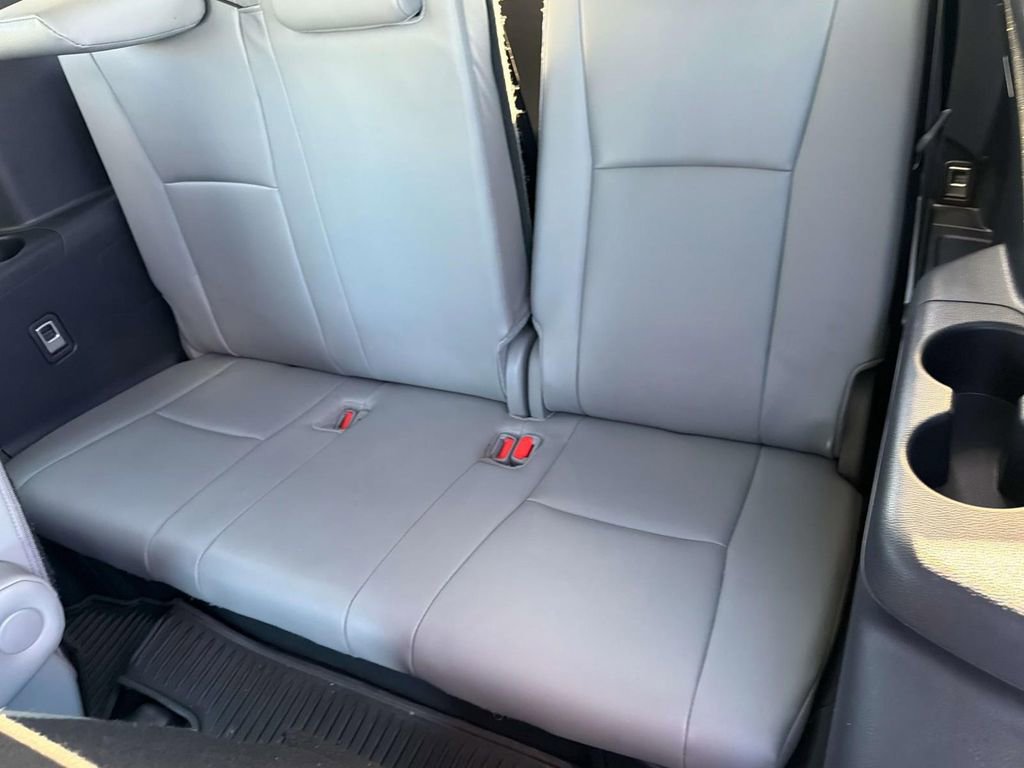 Used 2024 Toyota Highlander XLE FWD image 29