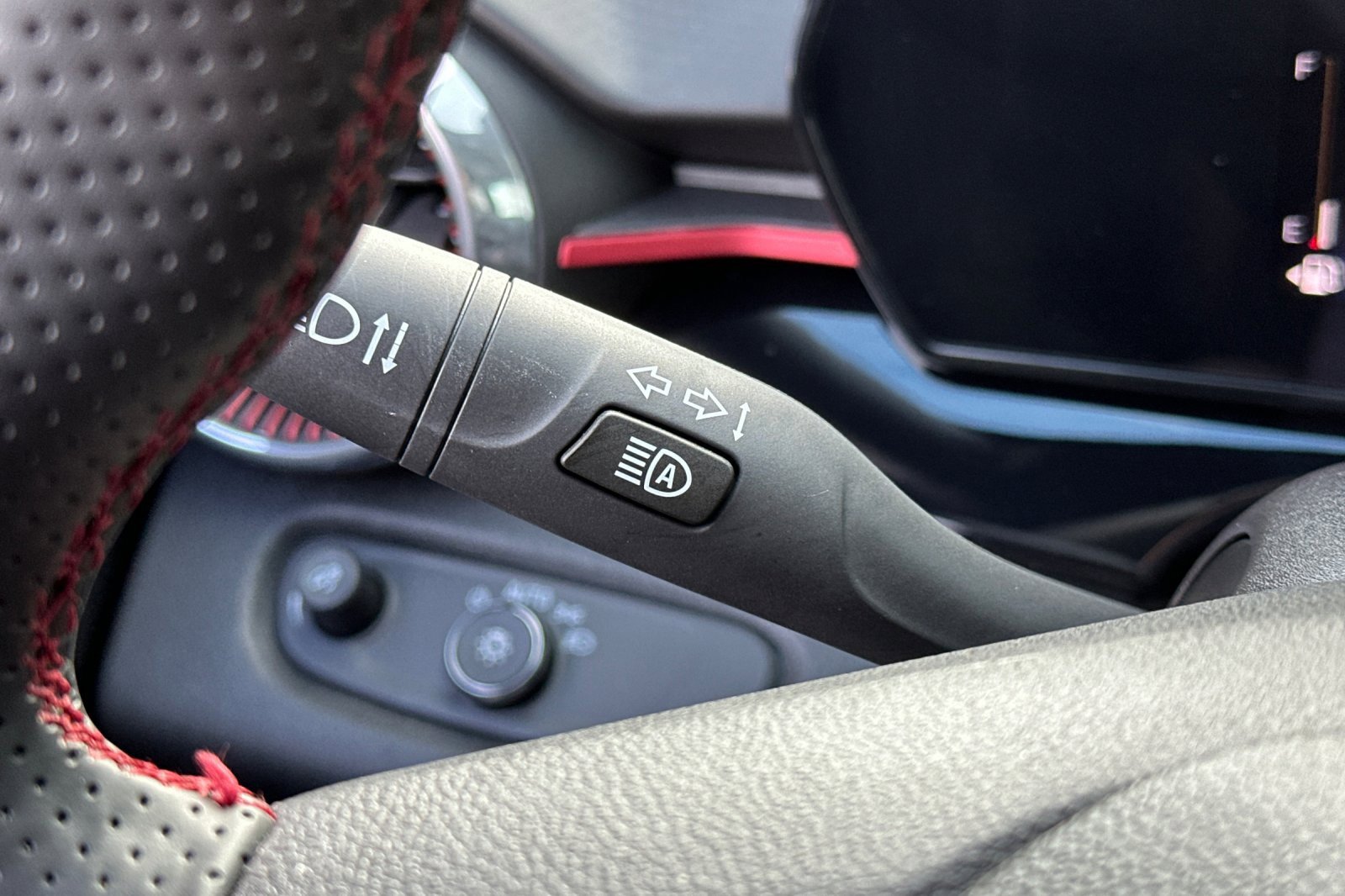 Used 2025 Chevrolet Trax RS w/ Driver Confidence Package image 37