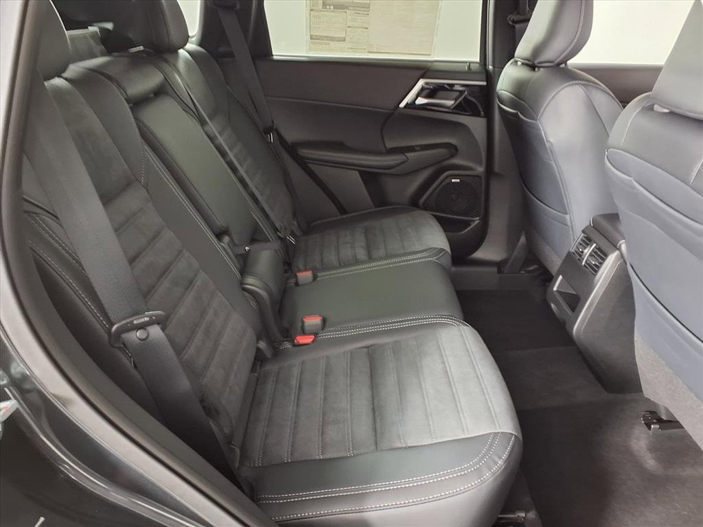 New 2025 Mitsubishi Outlander SE image 11