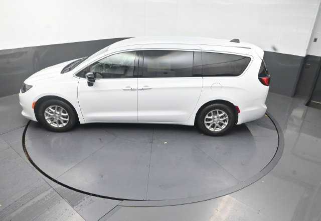 New 2027 Chrysler Pacifica LX FWD image 13