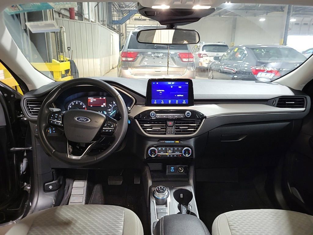 Used 2022 Ford Escape SE w/ SE Sport Appearance Package image 4