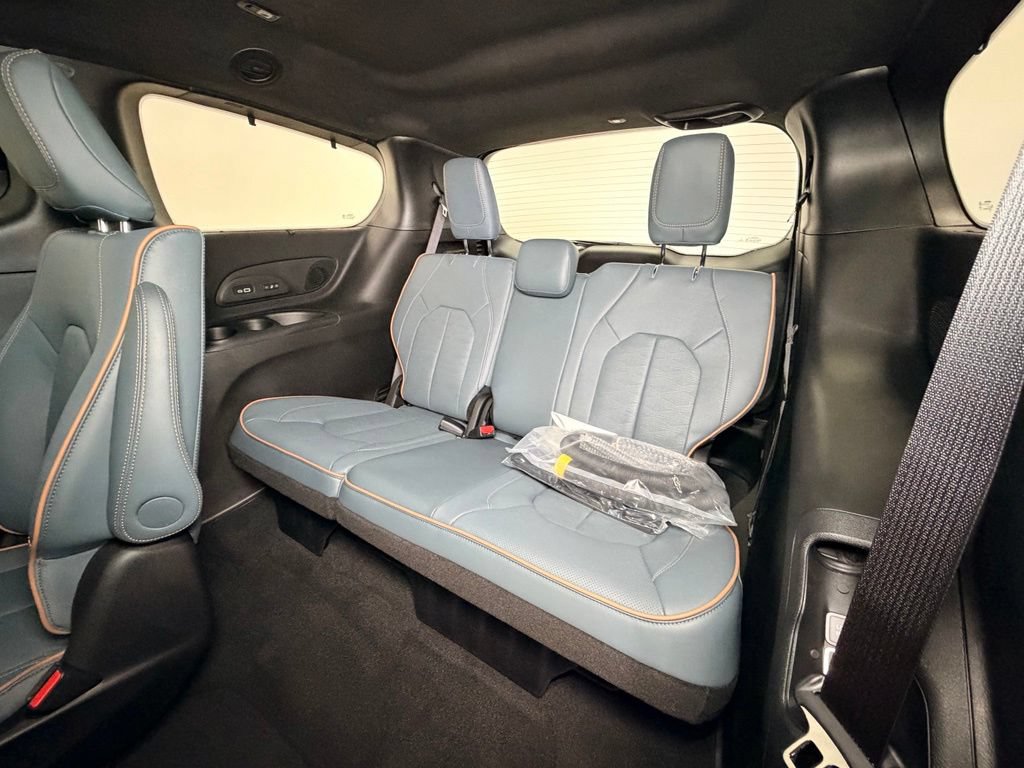 New 2027 Chrysler Pacifica Pinnacle AWD/4WD image 6