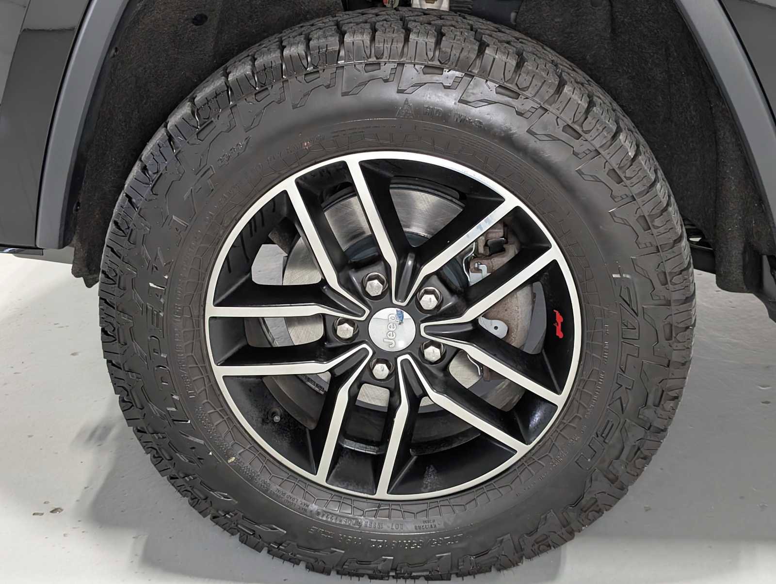 Used 2017 Jeep Grand Cherokee Trailhawk AWD/4WD image 3