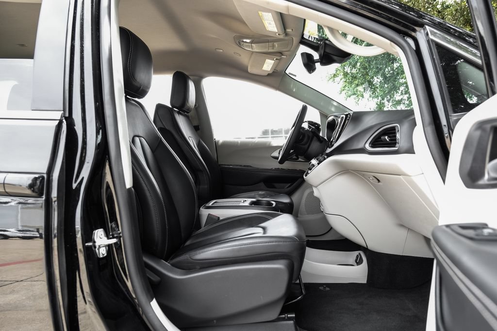 Used 2024 Chrysler Pacifica Touring-L FWD image 48