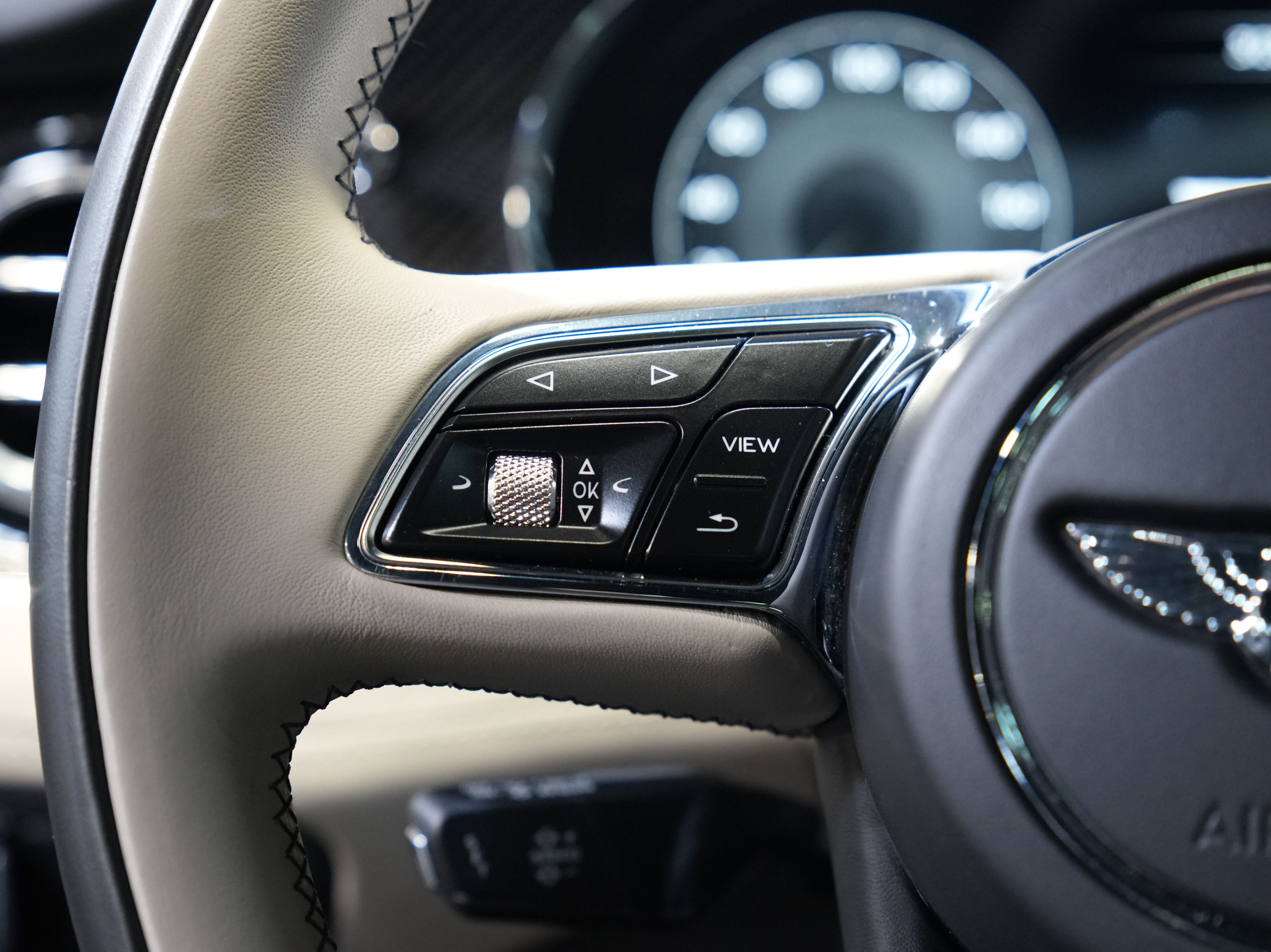 Used 2022 Bentley Bentayga image 43