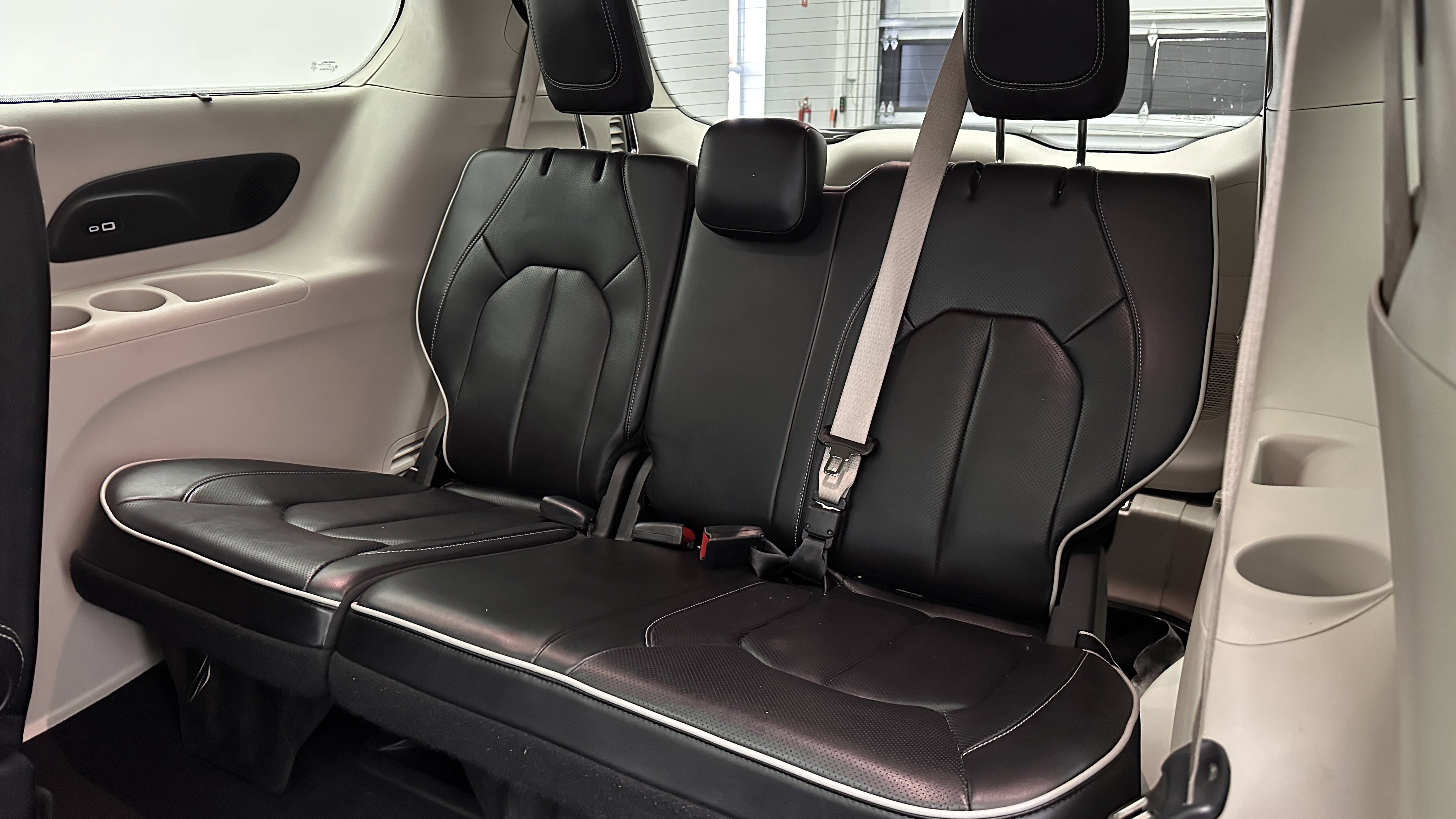 Used 2023 Chrysler Pacifica Limited image 29