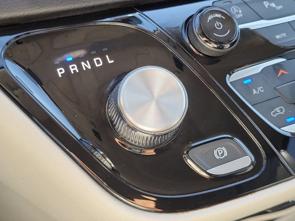 Used 2024 Chrysler Pacifica Touring-L image 11