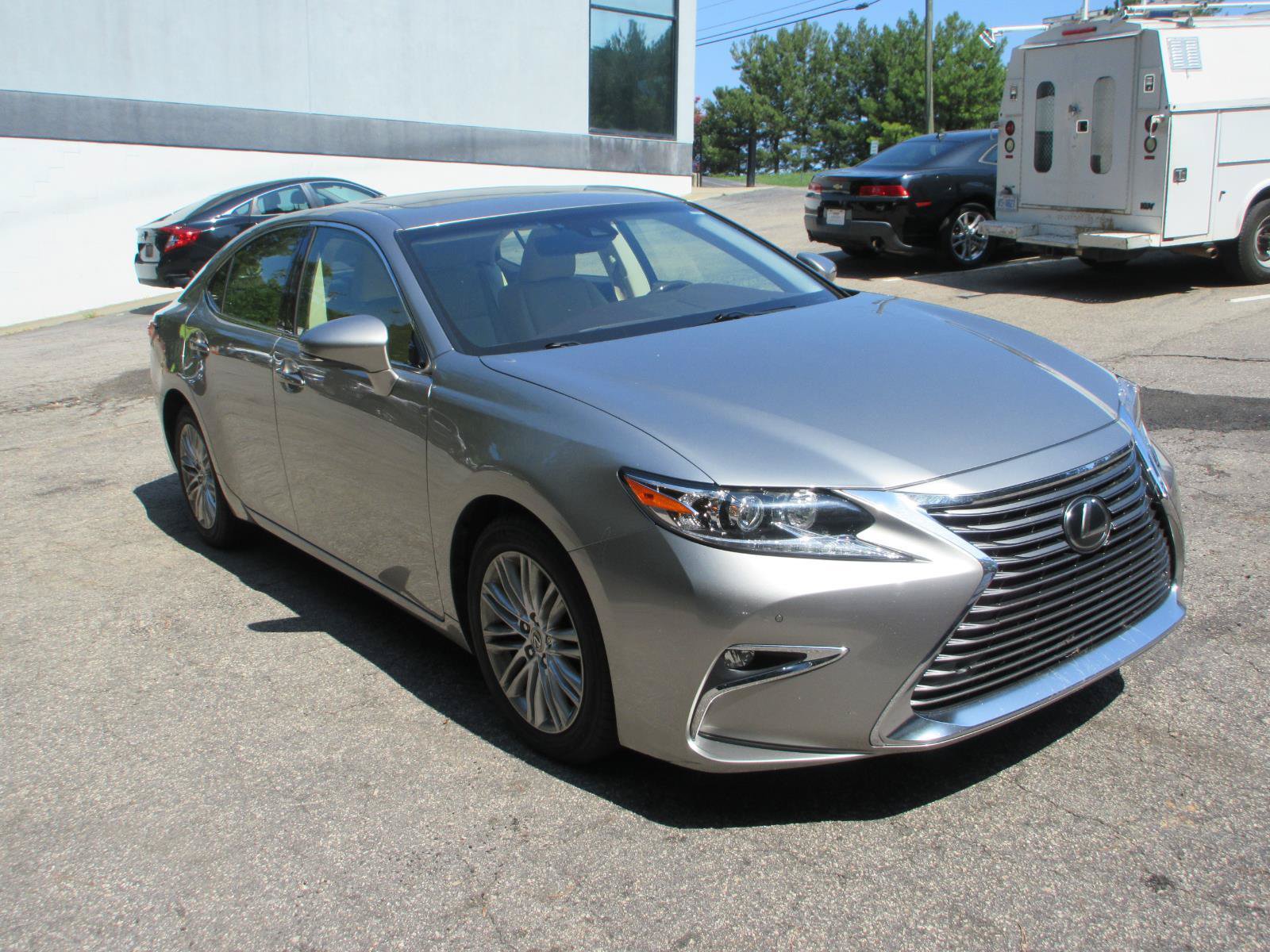 Used 2017 Lexus ES 350 w/ Premium Package FWD image 3