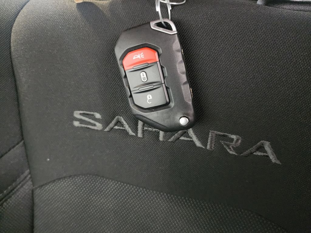 Used 2022 Jeep Wrangler Unlimited Sahara w/ Dual Top Group image 43