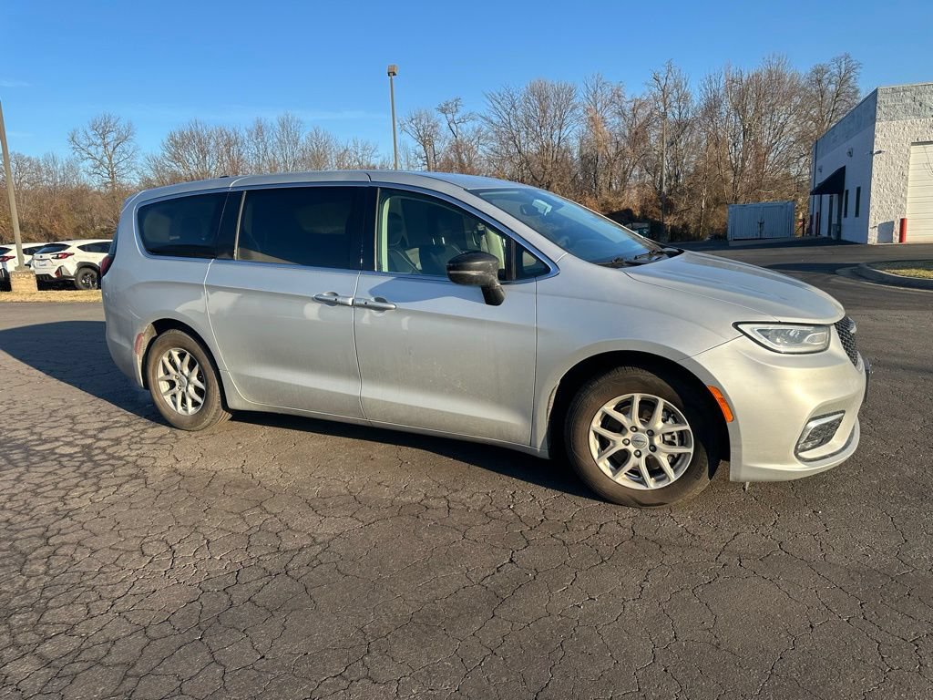 Used 2024 Chrysler Pacifica Touring-L FWD image 8