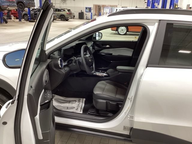 Used 2025 Chevrolet Trax LT FWD image 9