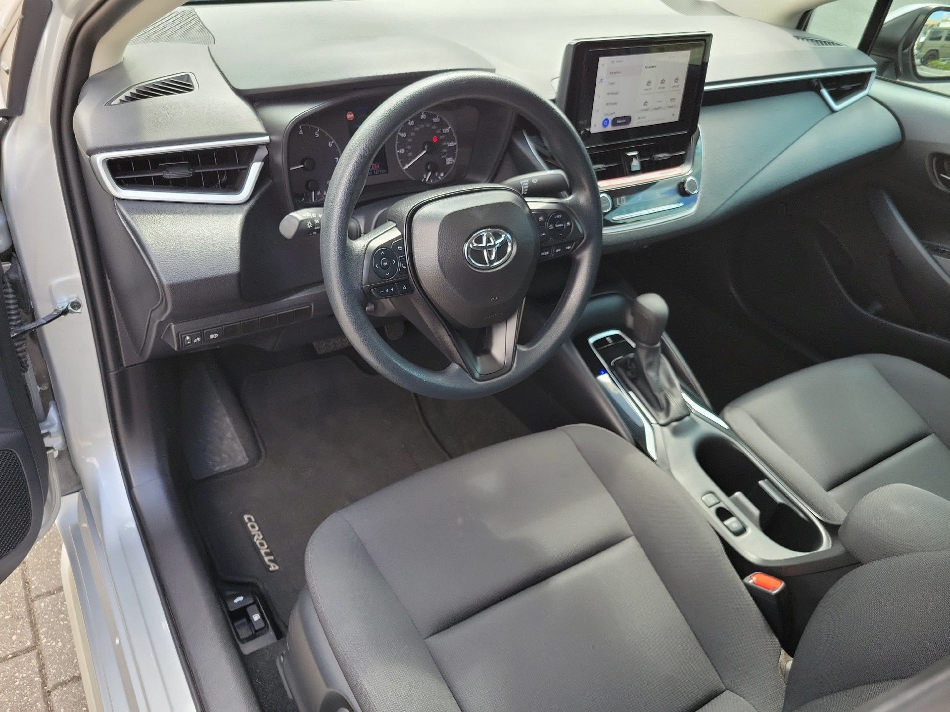Used 2025 Toyota Corolla LE FWD image 23