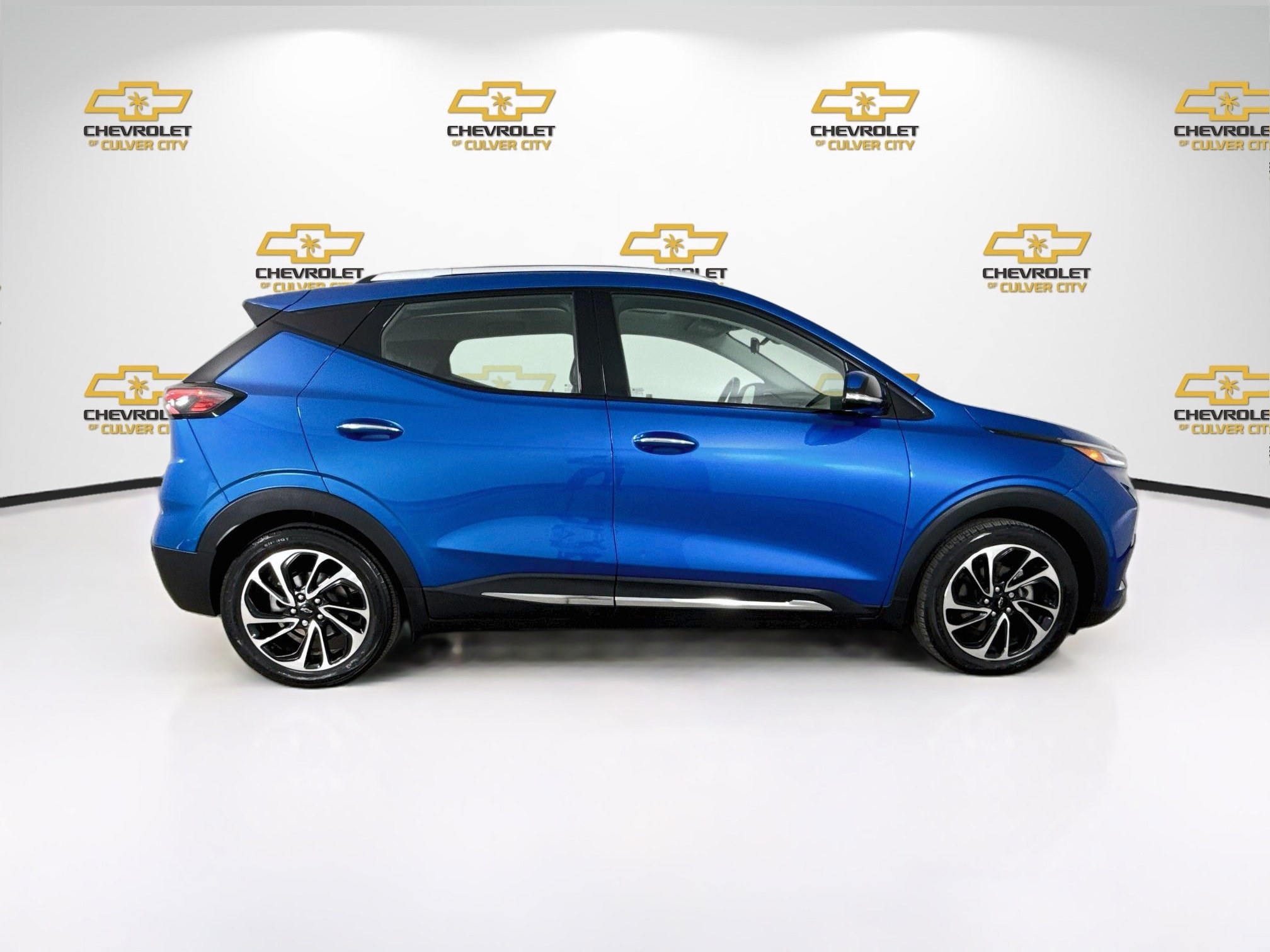 Used 2023 Chevrolet Bolt EUV Premier w/ Sun & Sound Package FWD image 9