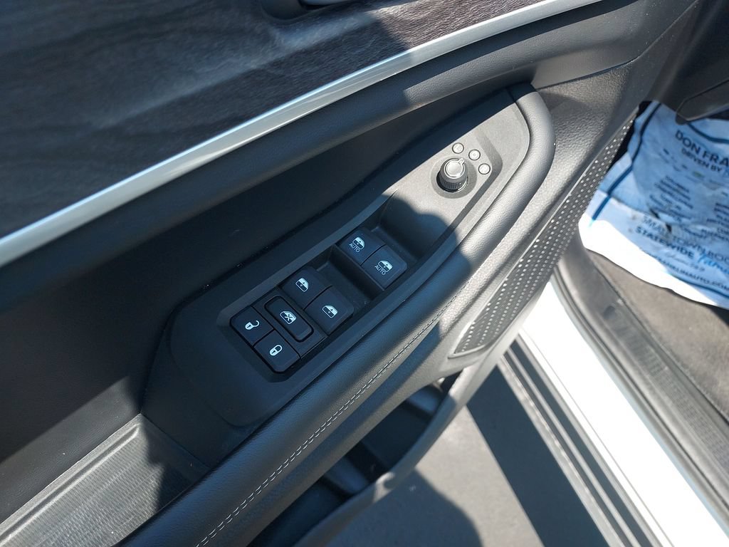 Used 2025 Jeep Grand Cherokee Limited w/ Black Appearance Package AWD/4WD image 16