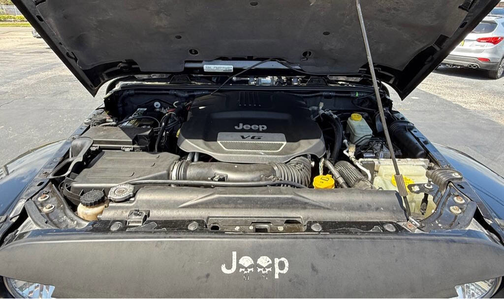 Used 2015 Jeep Wrangler Unlimited Sahara w/ Connectivity Group image 28