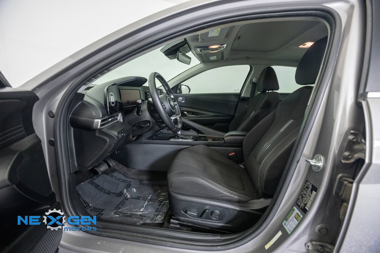 Used 2021 Hyundai Elantra SEL w/ Convenience + Premium Package FWD image 11