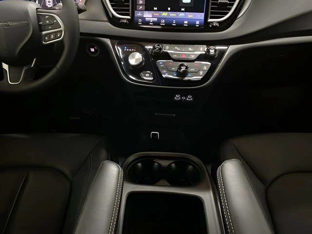 Used 2025 Chrysler Pacifica Select FWD image 13
