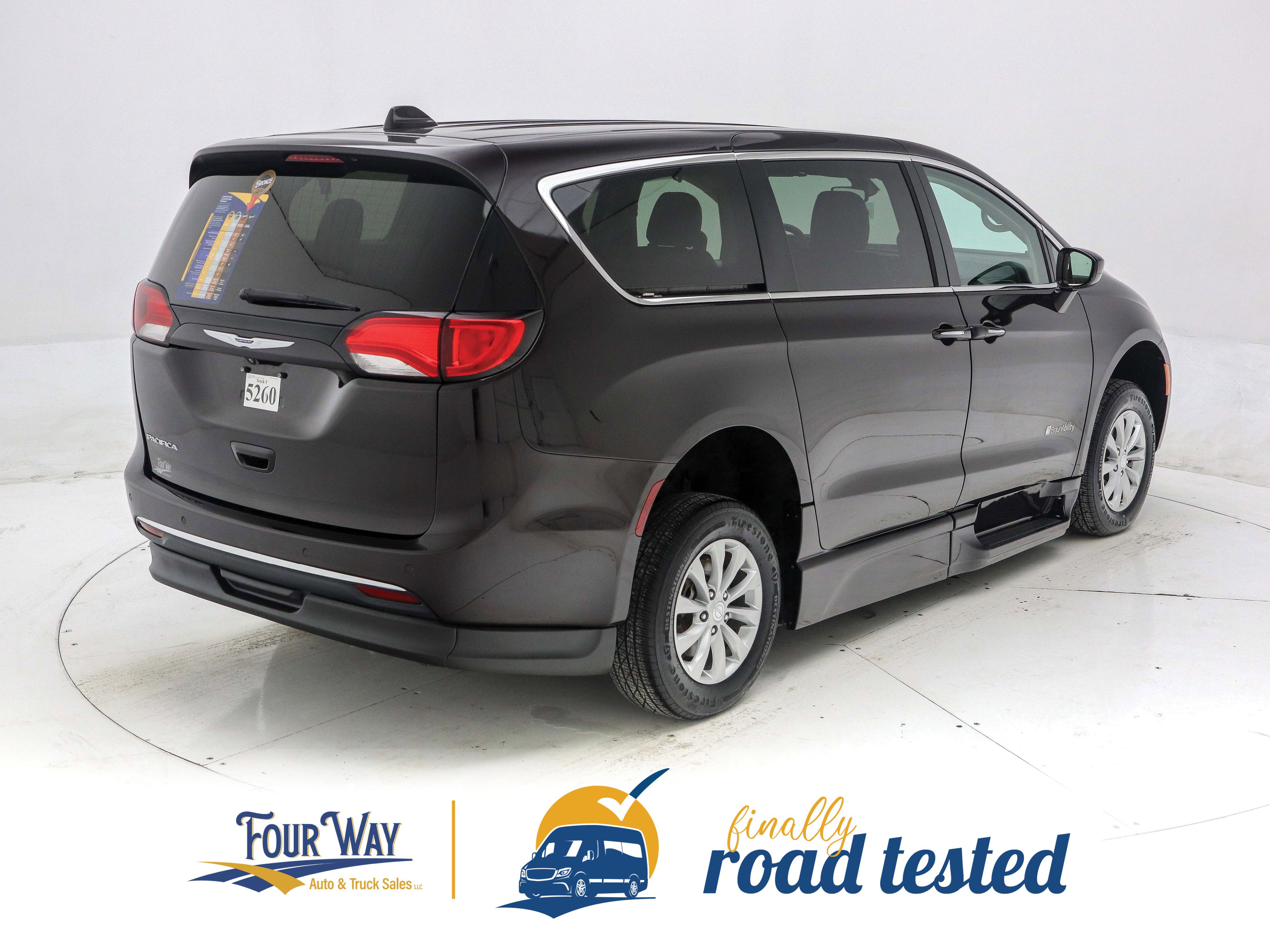 Used 2018 Chrysler Pacifica Touring Plus image 5
