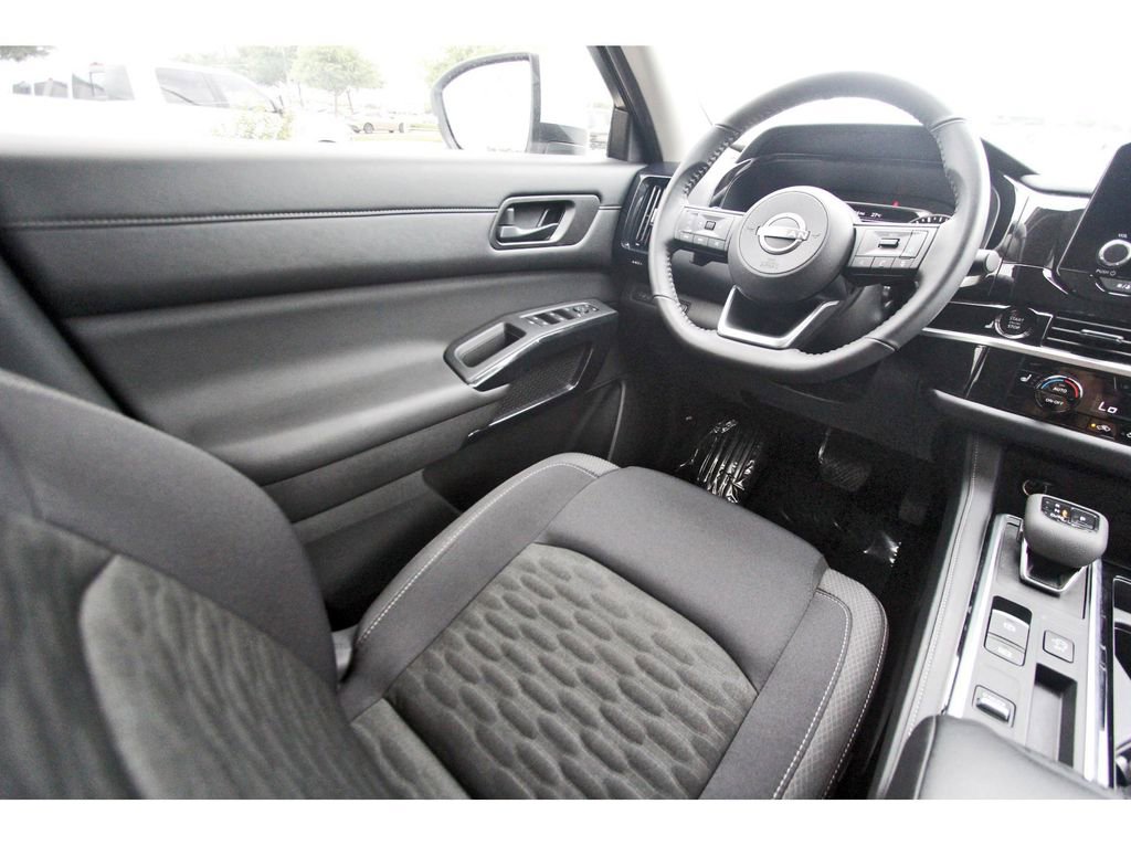 Used 2025 Nissan Pathfinder SV image 6