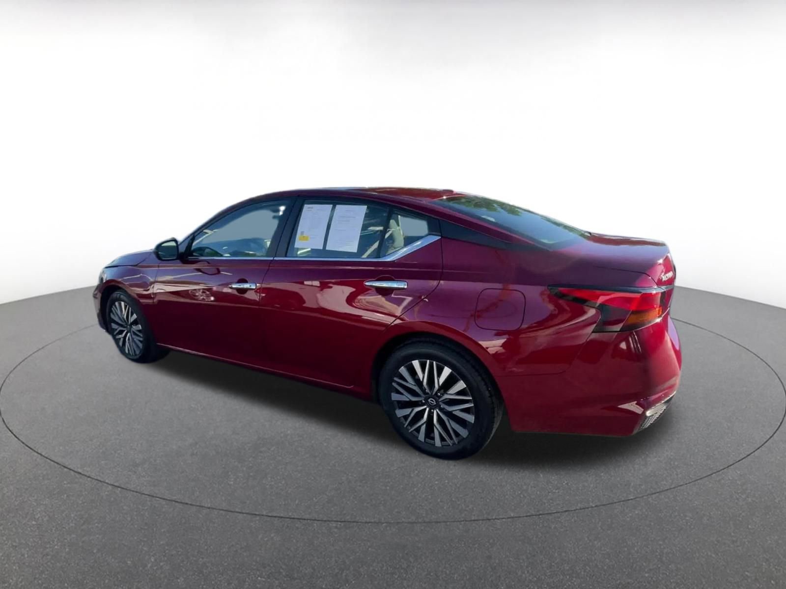 Used 2025 Nissan Altima 2.5 SV image 10