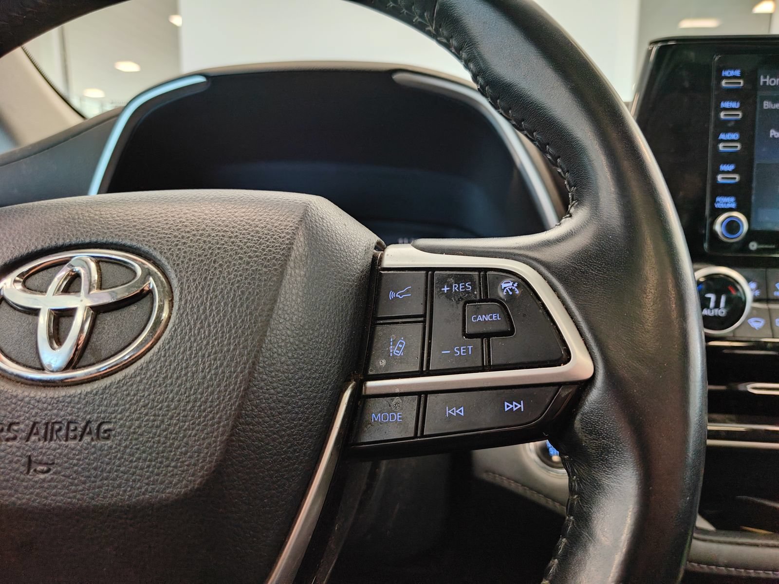 Used 2022 Toyota Highlander XLE AWD/4WD image 9