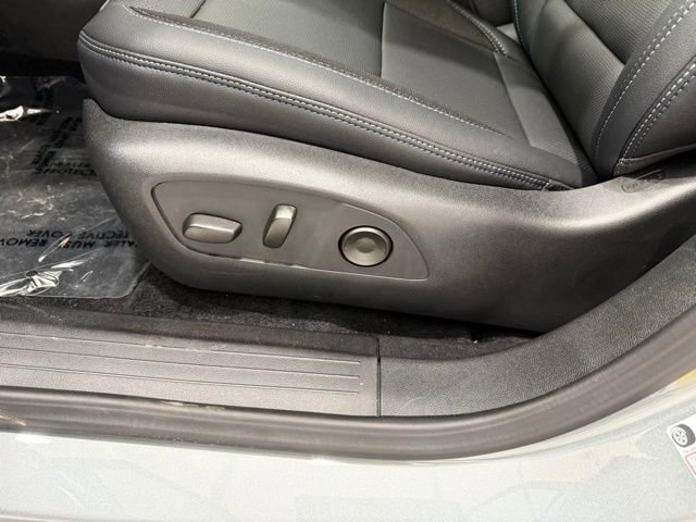 New 2026 Chevrolet Equinox EV LT AWD/4WD image 13