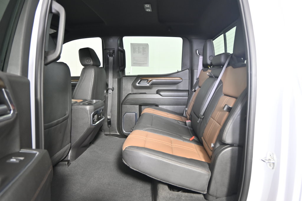 Used 2024 Chevrolet Silverado 1500 High Country w/ Technology Package AWD/4WD image 18