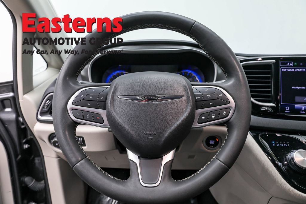 Used 2023 Chrysler Pacifica Touring-L FWD image 10