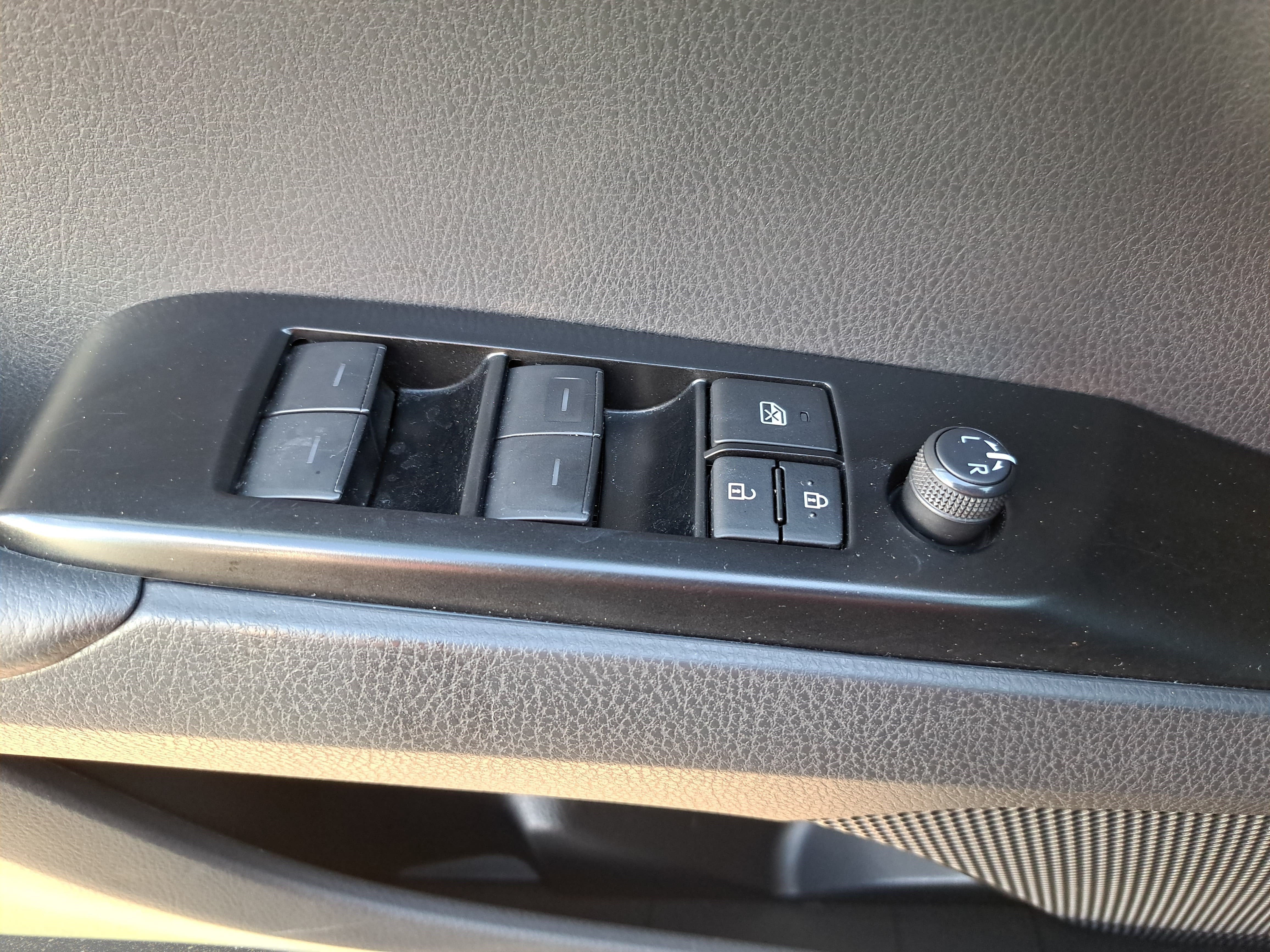 Used 2025 Toyota Camry LE FWD image 25