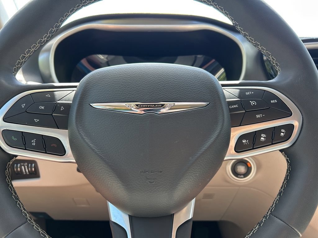 Used 2024 Chrysler Pacifica Limited FWD image 23