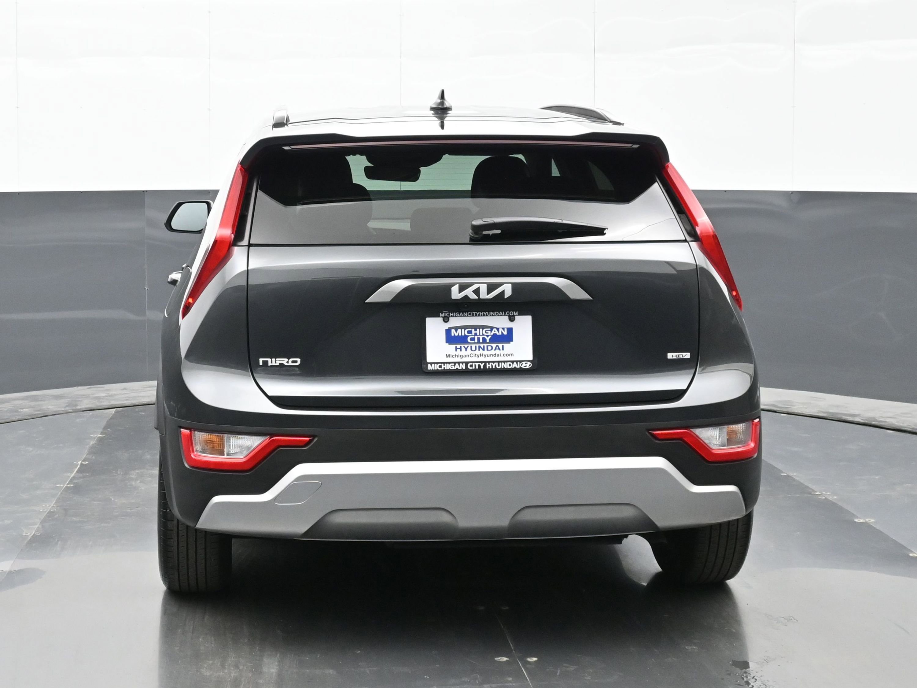 Used 2024 Kia Niro LX image 3