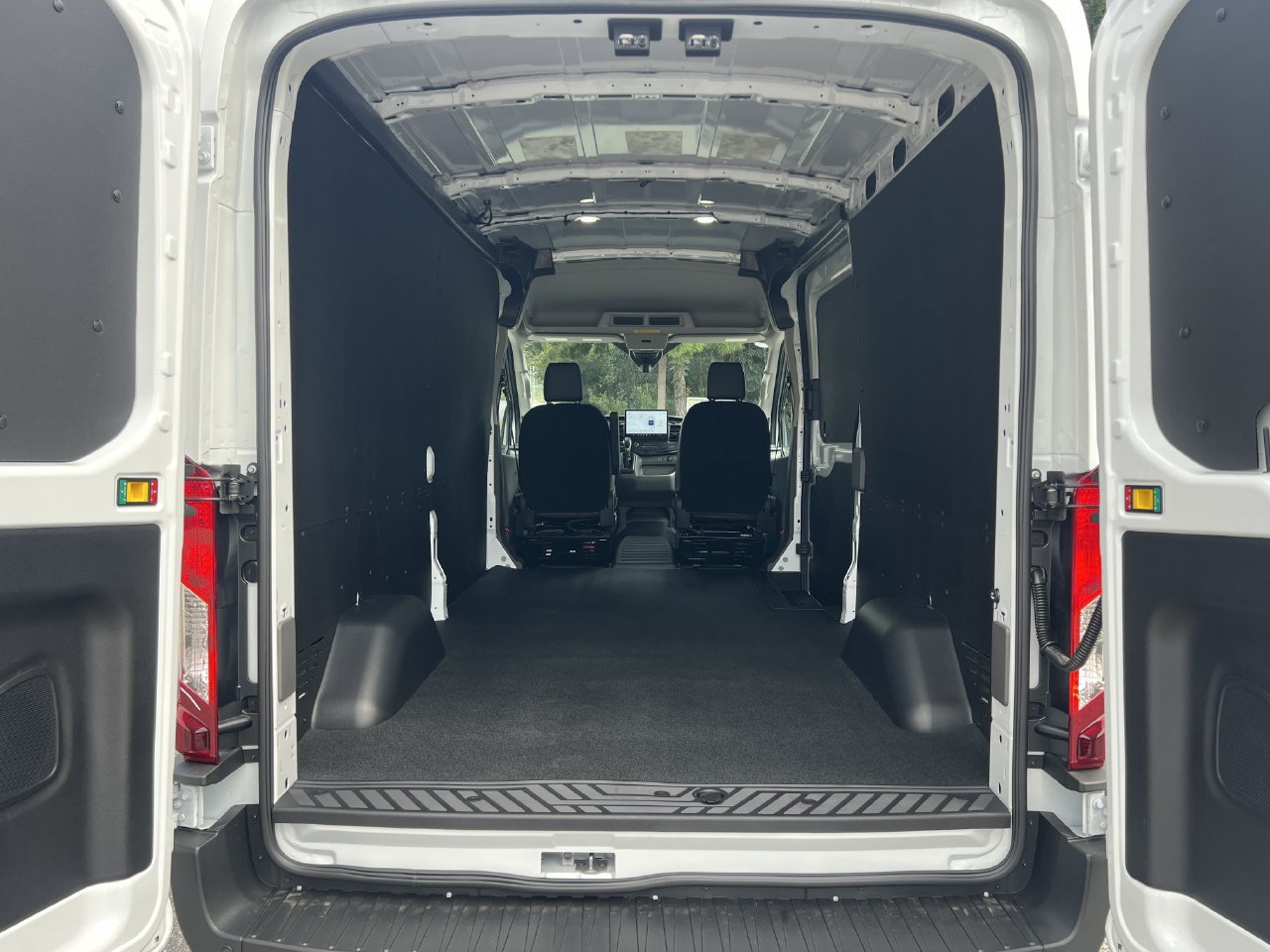 New 2027 Ford Transit 250 148 Medium Roof w/ Load Area Protection Package RWD image 17