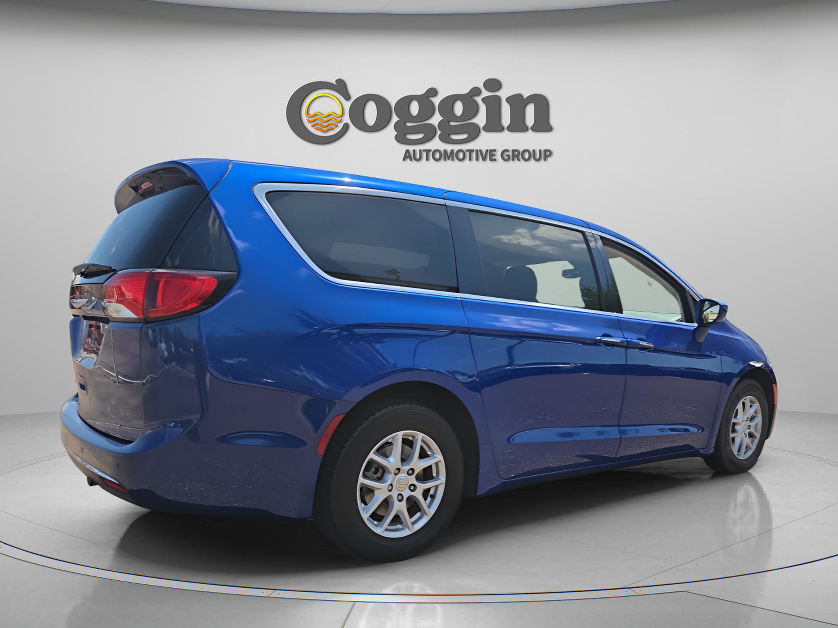 Used 2020 Chrysler Pacifica Touring image 5