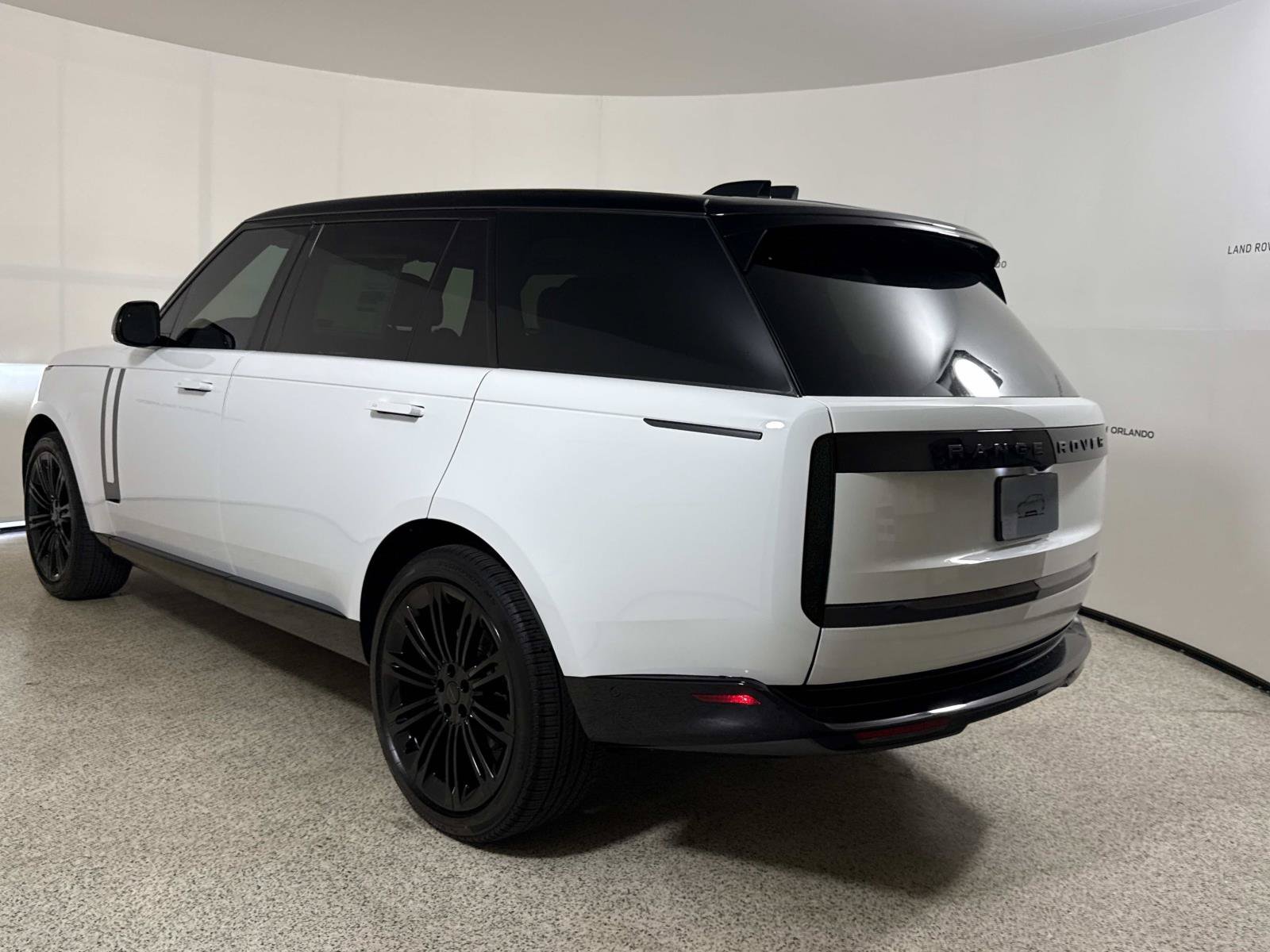New 2026 Land Rover Range Rover Long Wheelbase SE AWD/4WD image 3