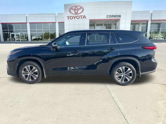 Used 2022 Toyota Highlander XLE AWD/4WD image 2